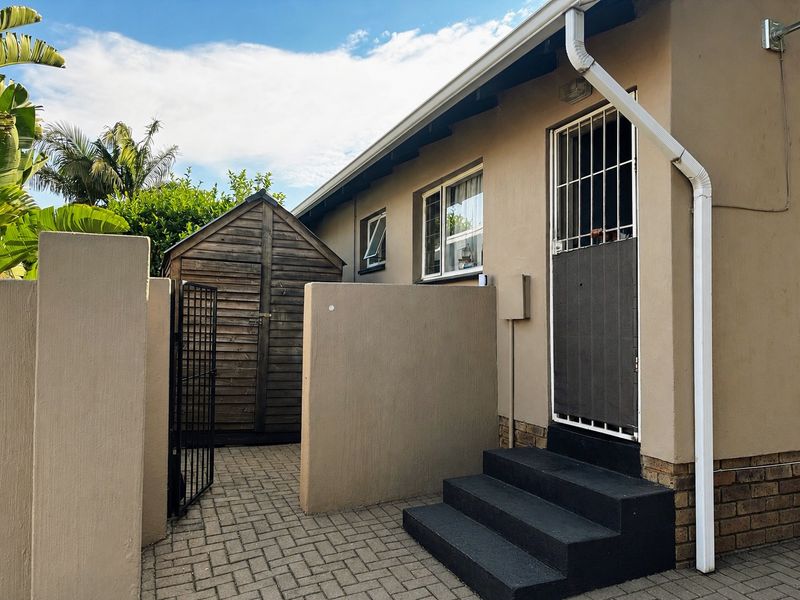 Charming Home with Private Garden! - Photo 4