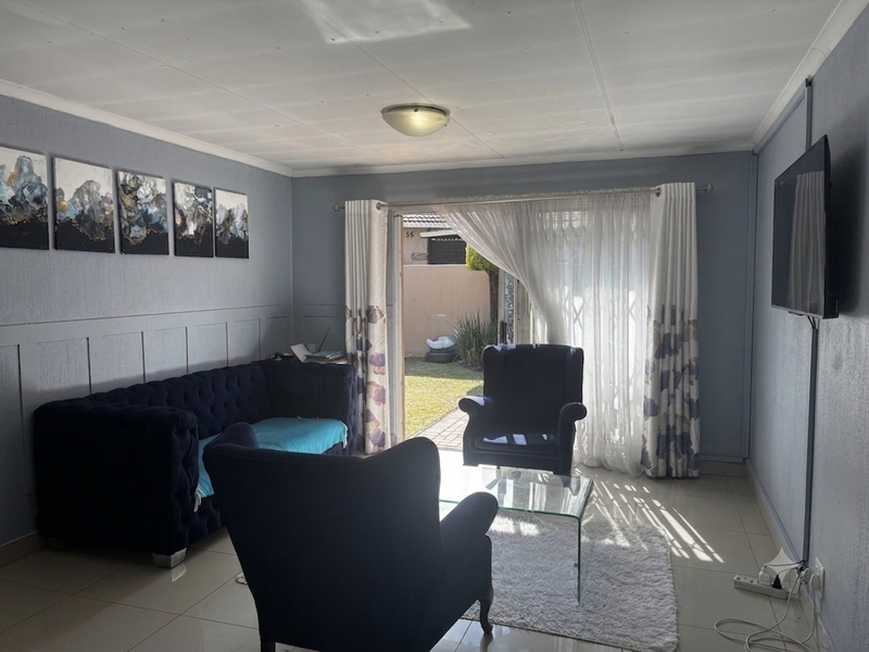 Charming Home with Private Garden! - Photo 8