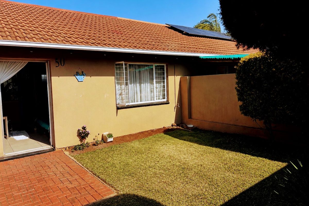 Charming Home with Private Garden! - Photo 3