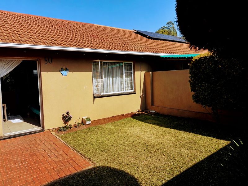 Charming Home with Private Garden! - Photo 3