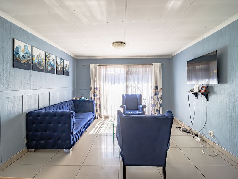 Charming Home with Private Garden! - Photo 2