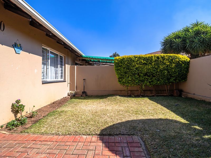 Charming Home with Private Garden! - Photo 10