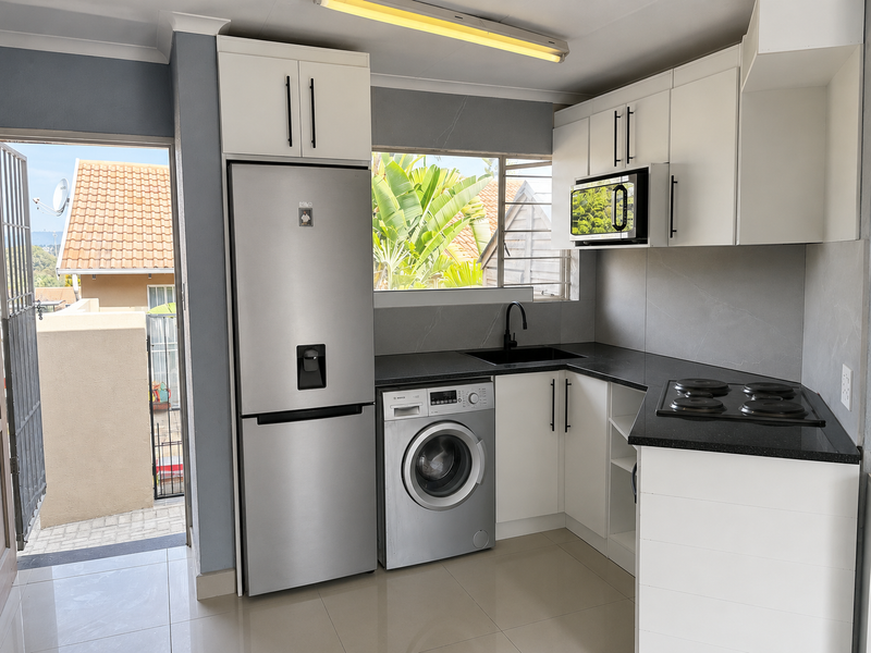 Charming Home with Private Garden! - Photo 3
