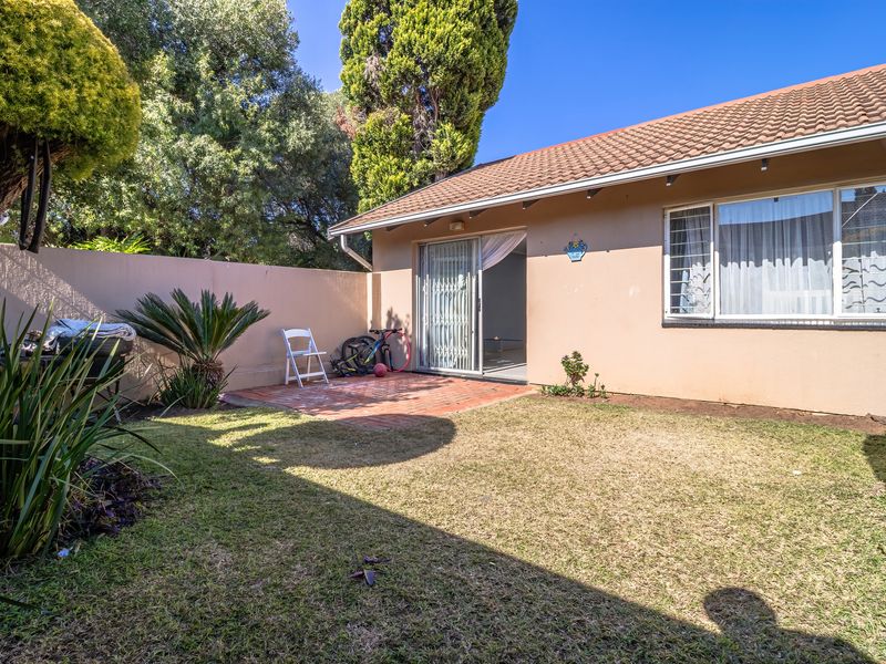 Charming Home with Private Garden! - Photo 7