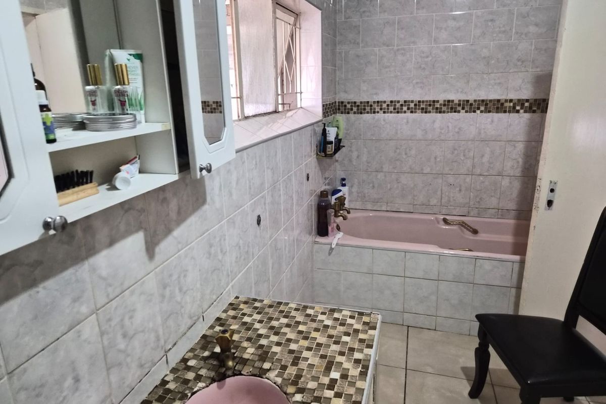 First time buyer OR Investors Opportunity! - Photo 3