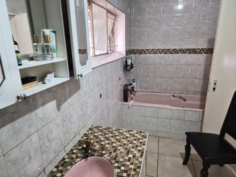 First time buyer OR Investors Opportunity! - Photo 3