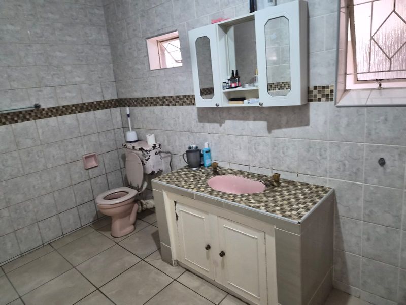 First time buyer OR Investors Opportunity! - Photo 9