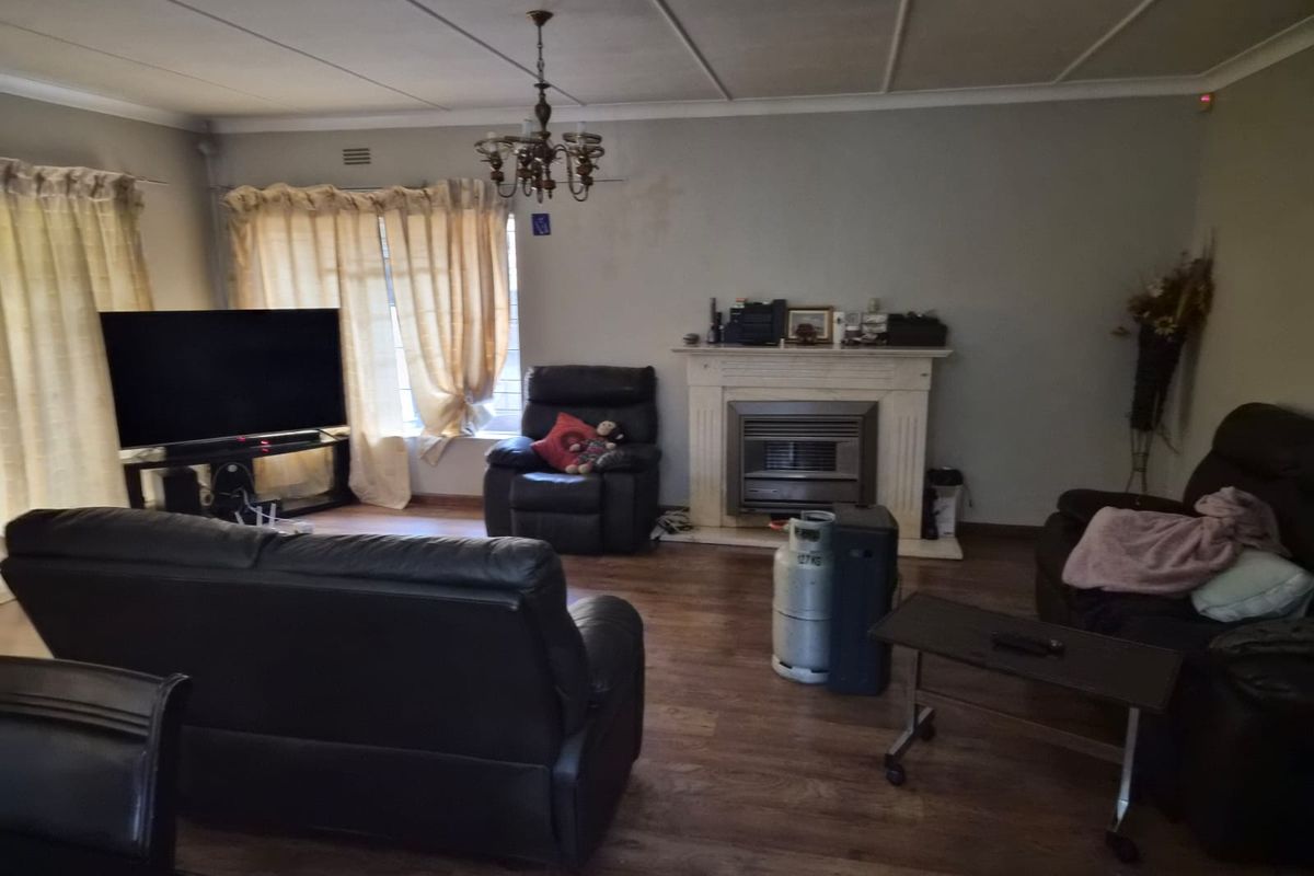 First time buyer OR Investors Opportunity! - Photo 2