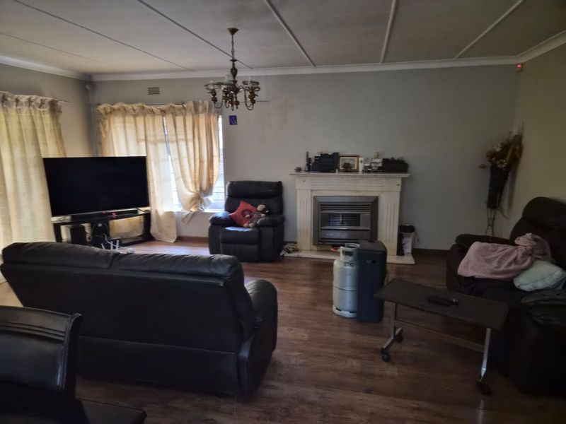 First time buyer OR Investors Opportunity! - Photo 2