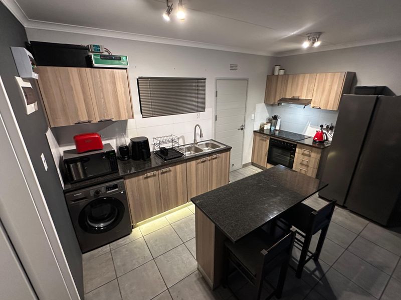 Modern two bedroom - Photo 1