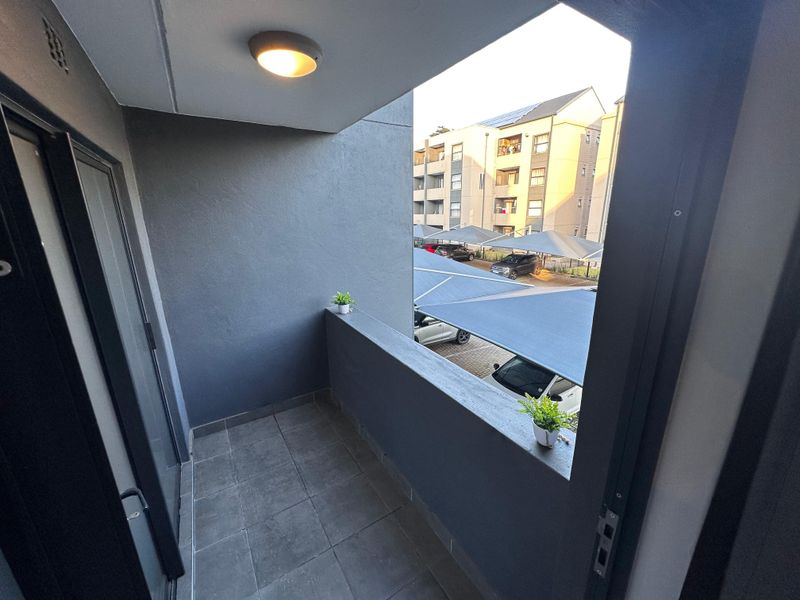 Modern two bedroom - Photo 6