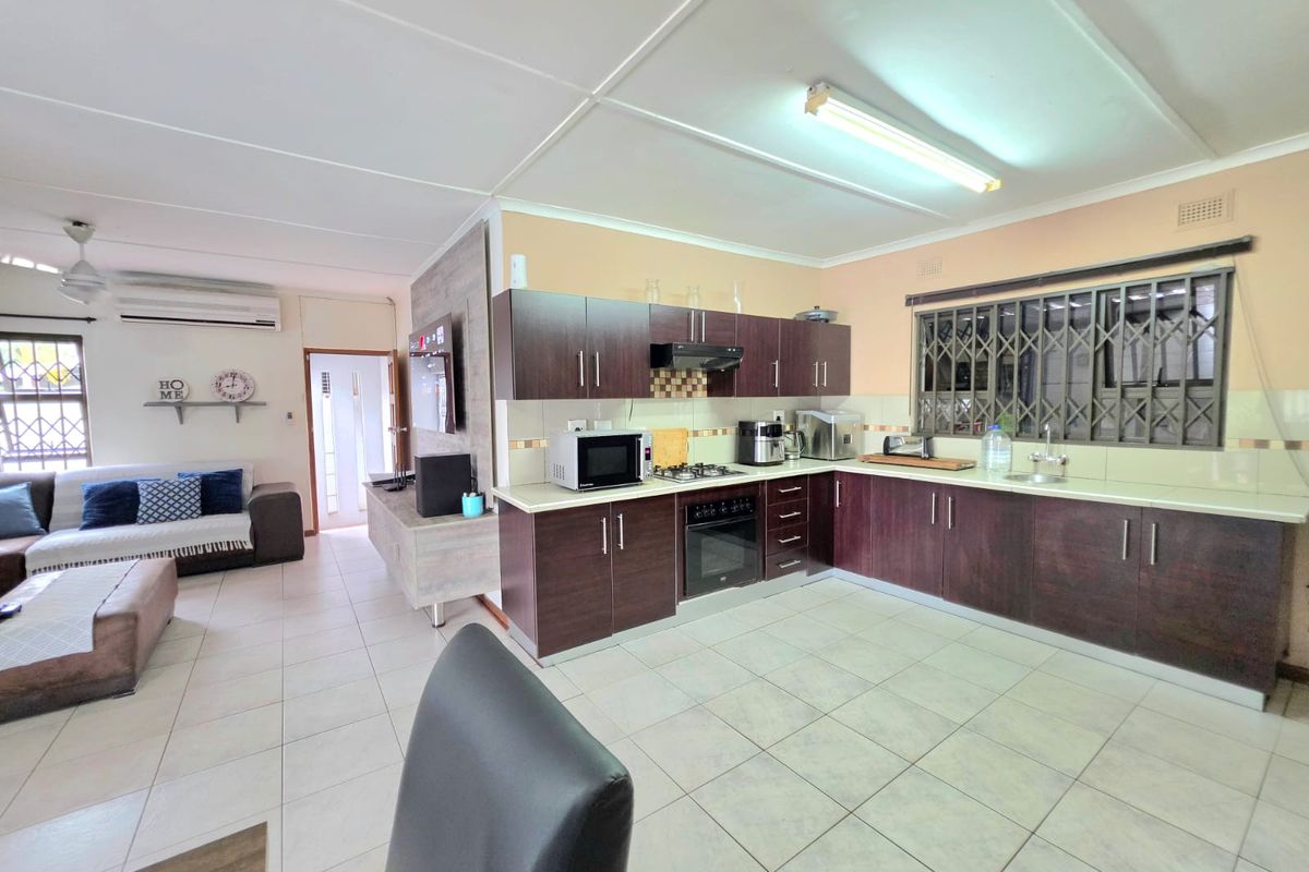 Modern Living Meets Comfort in This Stunning Birdswood Duet - Photo 3