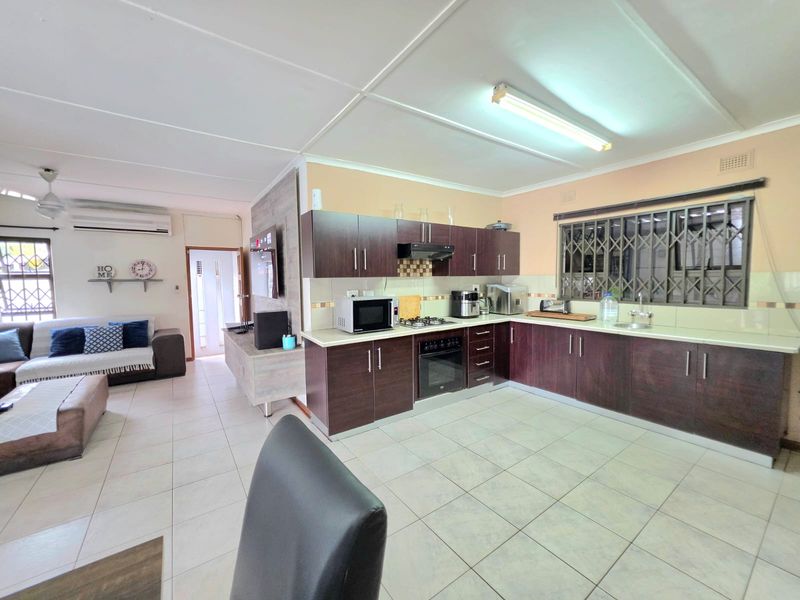 Modern Living Meets Comfort in This Stunning Birdswood Duet - Photo 3