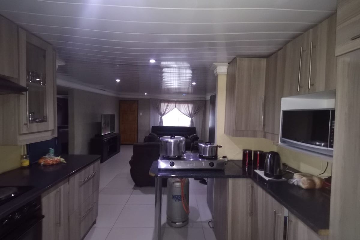 Charming 2-bedroom townhouse in Sebokeng Central, perfect for families or investors—don't miss out! - Photo 5