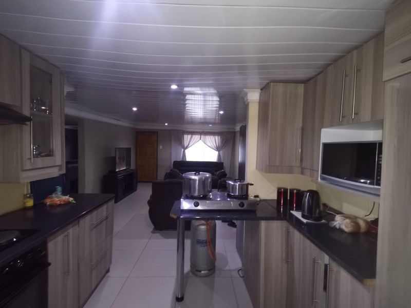 Charming 2-bedroom townhouse in Sebokeng Central, perfect for families or investors—don't miss out! - Photo 5