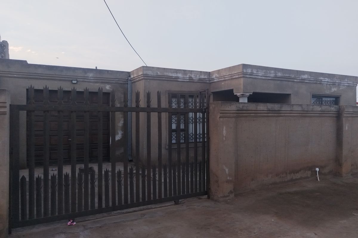 Charming 2-bedroom townhouse in Sebokeng Central, perfect for families or investors—don't miss out! - Photo 3