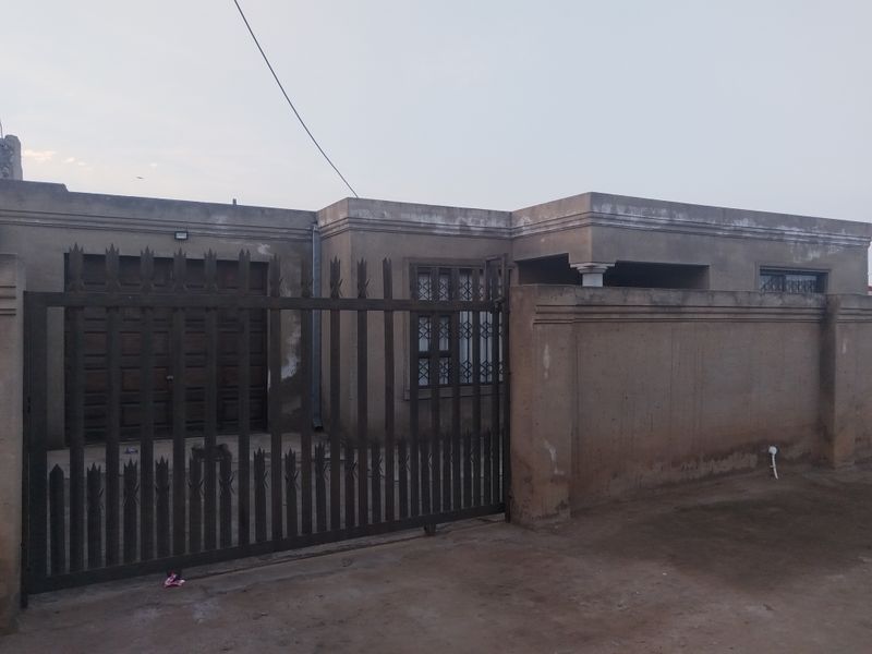 Charming 2-bedroom townhouse in Sebokeng Central, perfect for families or investors—don't miss out! - Photo 3