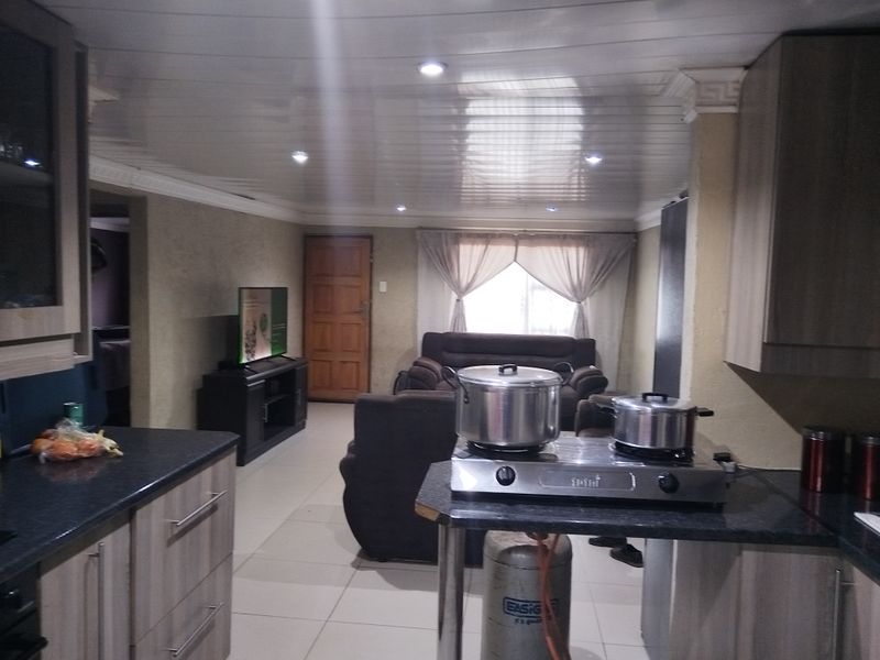 Charming 2-bedroom townhouse in Sebokeng Central, perfect for families or investors—don't miss out! - Photo 7
