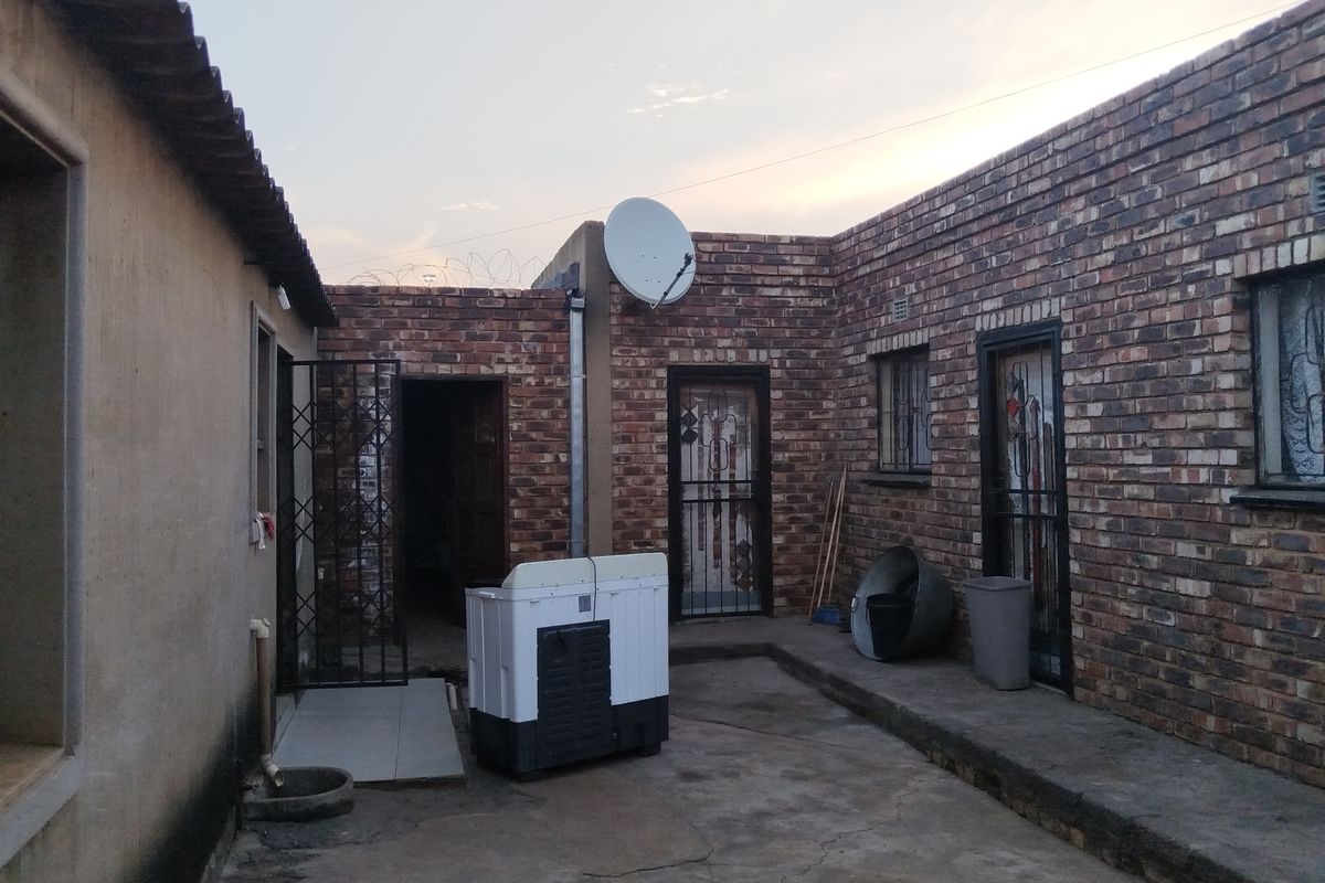Charming 2-bedroom townhouse in Sebokeng Central, perfect for families or investors—don't miss out! - Photo 4