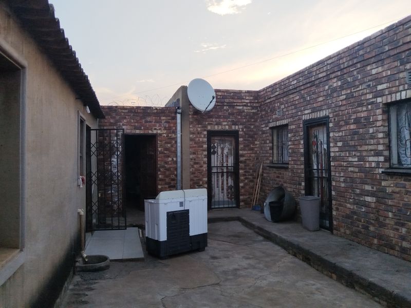 Charming 2-bedroom townhouse in Sebokeng Central, perfect for families or investors—don't miss out! - Photo 4