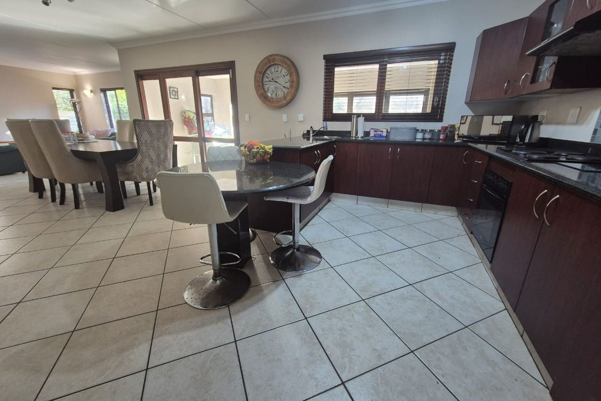 An Extra-Large Family Cluster You'll Love Coming Home To - Photo 4