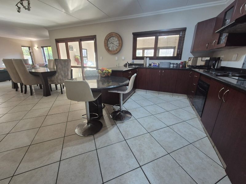 An Extra-Large Family Cluster You'll Love Coming Home To - Photo 4