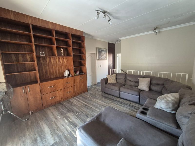 An Extra-Large Family Cluster You'll Love Coming Home To - Photo 9