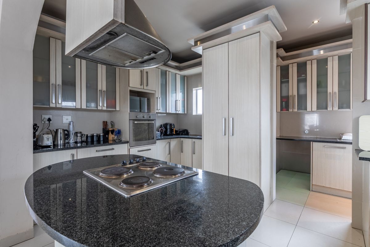 Sole mandate ! Lovely 4 beds family home , 2 baths , 2 garages for sale in Parklands! - Photo 5