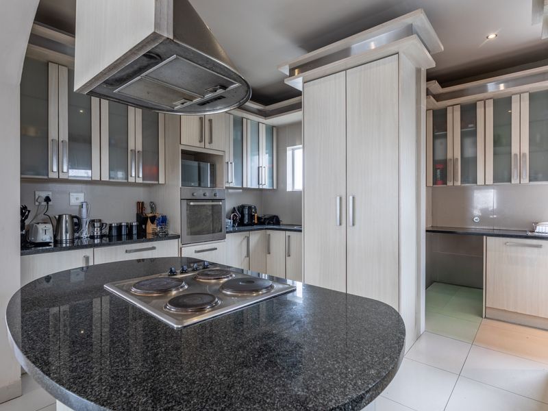 Sole mandate ! Lovely 4 beds family home , 2 baths , 2 garages for sale in Parklands! - Photo 5