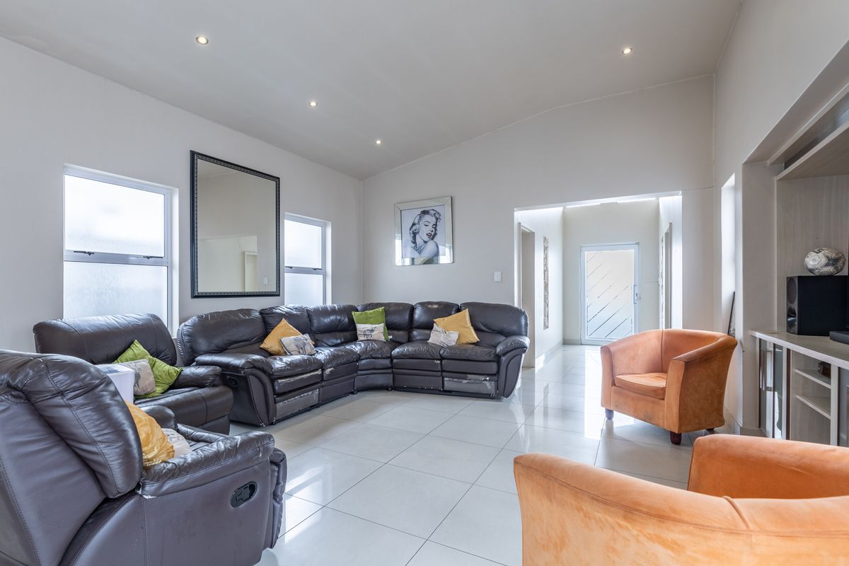Sole mandate ! Lovely 4 beds family home , 2 baths , 2 garages for sale in Parklands! - Photo 3