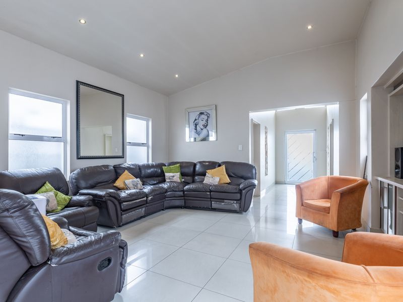 Sole mandate ! Lovely 4 beds family home , 2 baths , 2 garages for sale in Parklands! - Photo 3