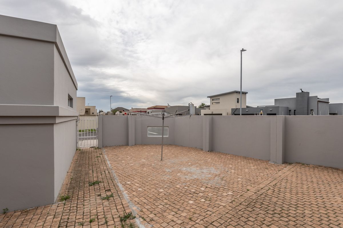 Sole mandate ! Lovely 4 beds family home , 2 baths , 2 garages for sale in Parklands! - Photo 2