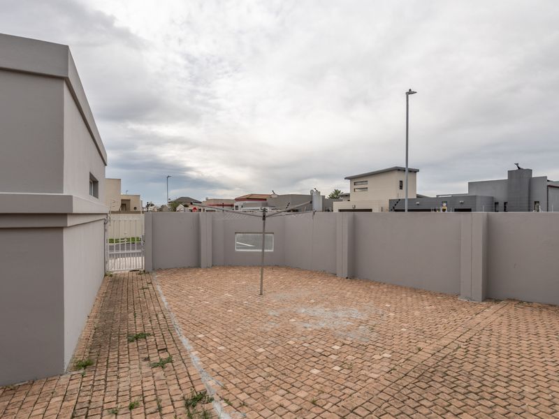 Sole mandate ! Lovely 4 beds family home , 2 baths , 2 garages for sale in Parklands! - Photo 2