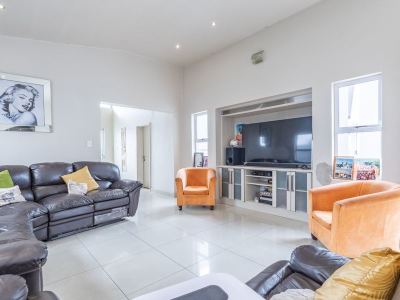 Sole mandate ! Lovely 4 beds family home , 2 baths , 2 garages for sale in Parklands! - Photo 10