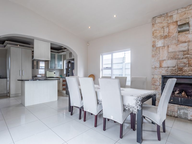 Sole mandate ! Lovely 4 beds family home , 2 baths , 2 garages for sale in Parklands! - Photo 9