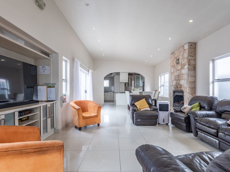 Sole mandate ! Lovely 4 beds family home , 2 baths , 2 garages for sale in Parklands! - Photo 8