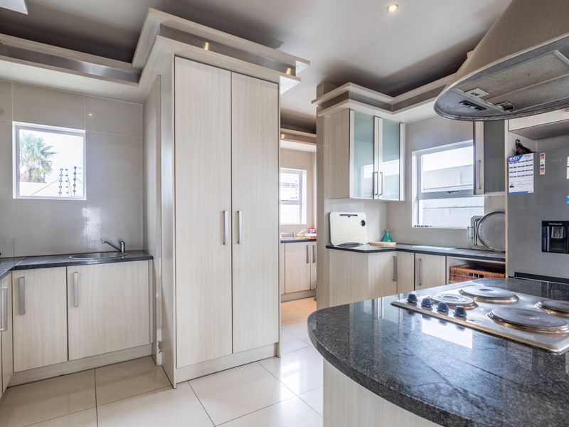 Sole mandate ! Lovely 4 beds family home , 2 baths , 2 garages for sale in Parklands! - Photo 7