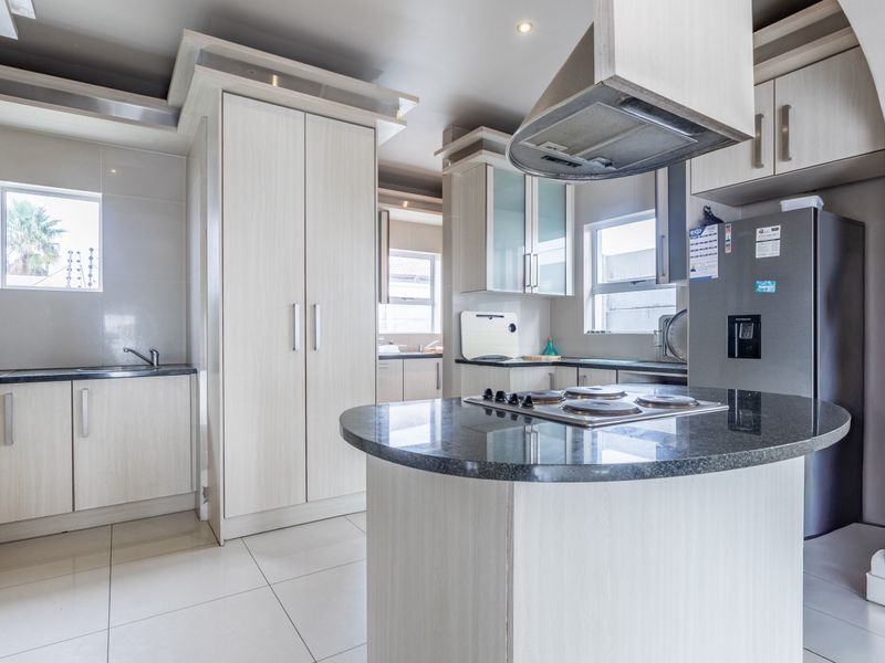 Sole mandate ! Lovely 4 beds family home , 2 baths , 2 garages for sale in Parklands! - Photo 6