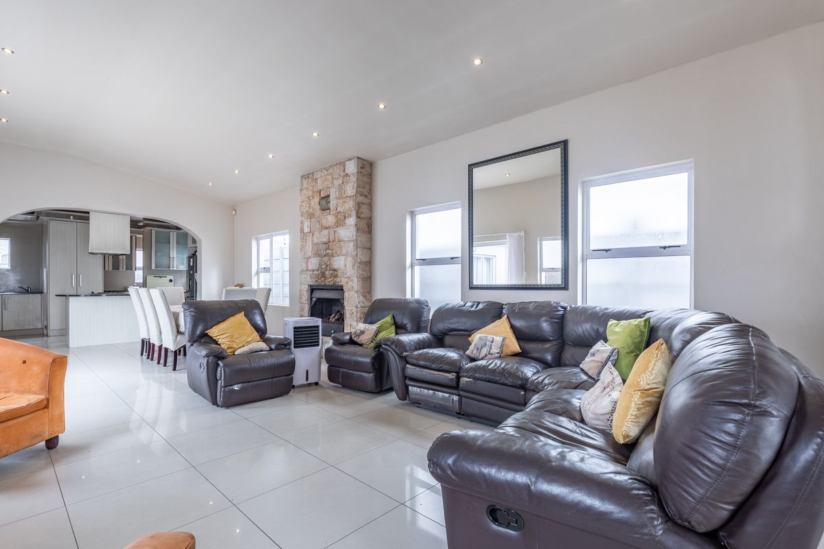 Sole mandate ! Lovely 4 beds family home , 2 baths , 2 garages for sale in Parklands! - Photo 4