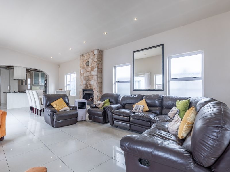 Sole mandate ! Lovely 4 beds family home , 2 baths , 2 garages for sale in Parklands! - Photo 4