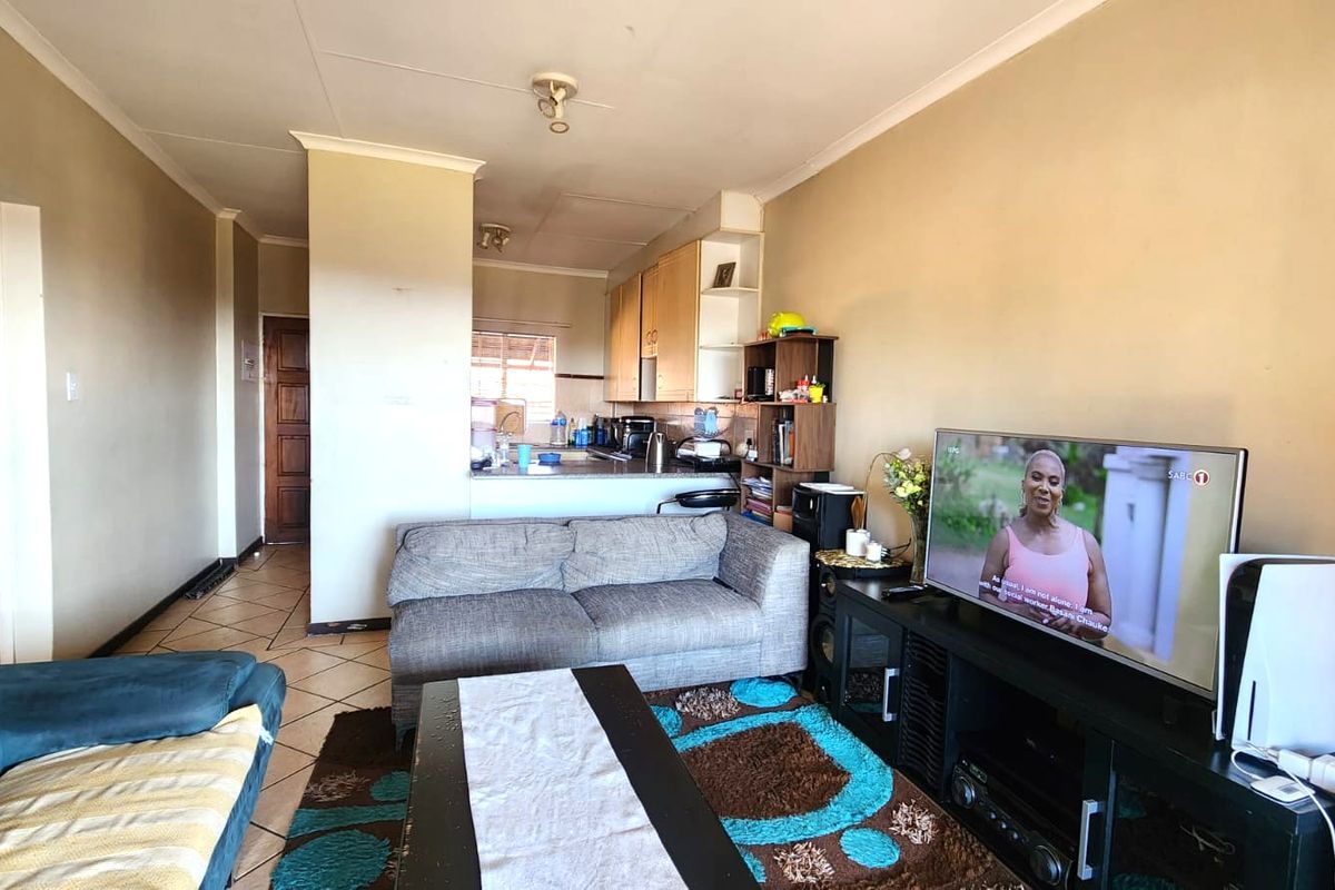 Spacious 2-Bedroom Unit in Secure Estate - Photo 4
