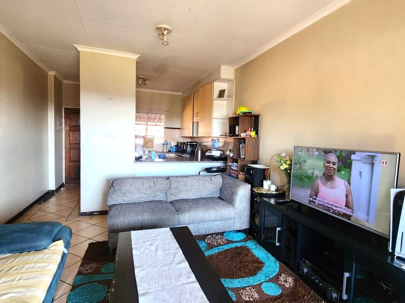 Spacious 2-Bedroom Unit in Secure Estate - Photo 4