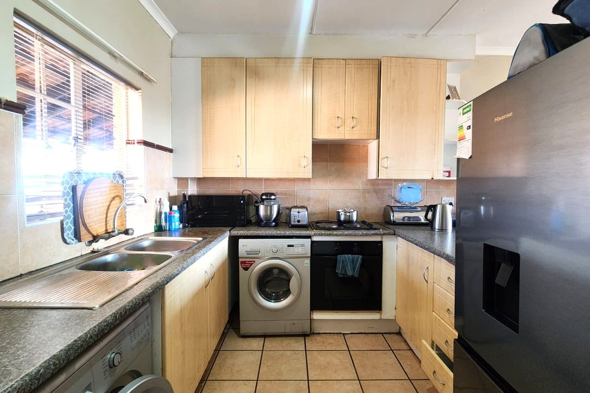 Spacious 2-Bedroom Unit in Secure Estate - Photo 5
