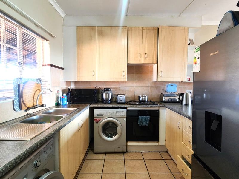 Spacious 2-Bedroom Unit in Secure Estate - Photo 5