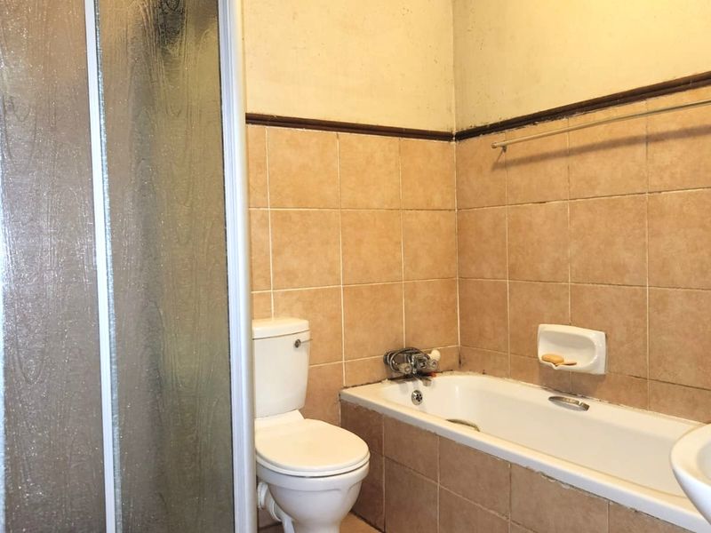 Spacious 2-Bedroom Unit in Secure Estate - Photo 10