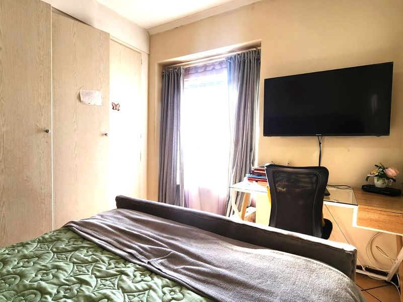 Spacious 2-Bedroom Unit in Secure Estate - Photo 9