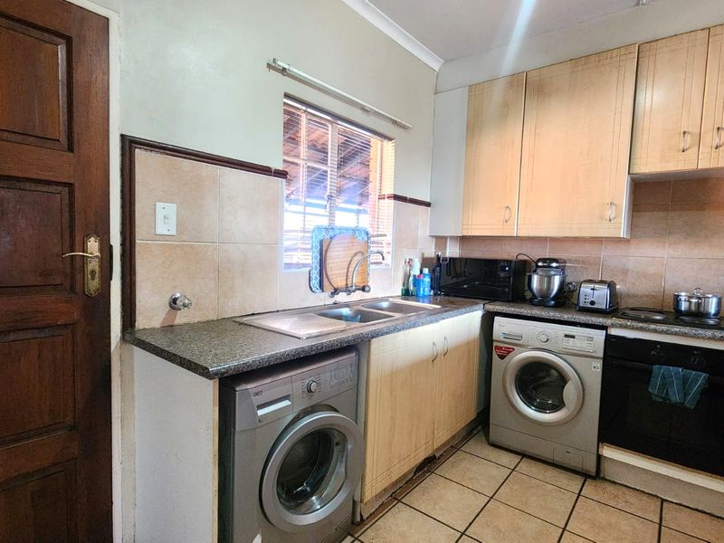 Spacious 2-Bedroom Unit in Secure Estate - Photo 6
