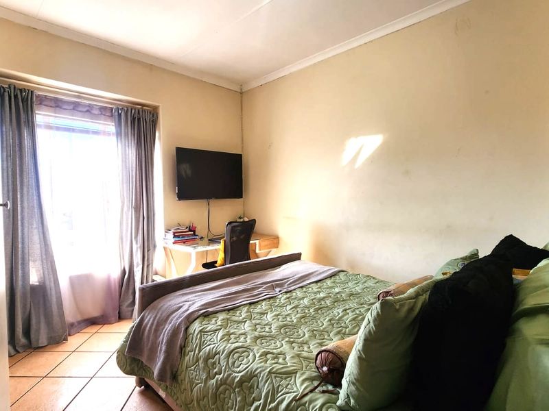 Spacious 2-Bedroom Unit in Secure Estate - Photo 8