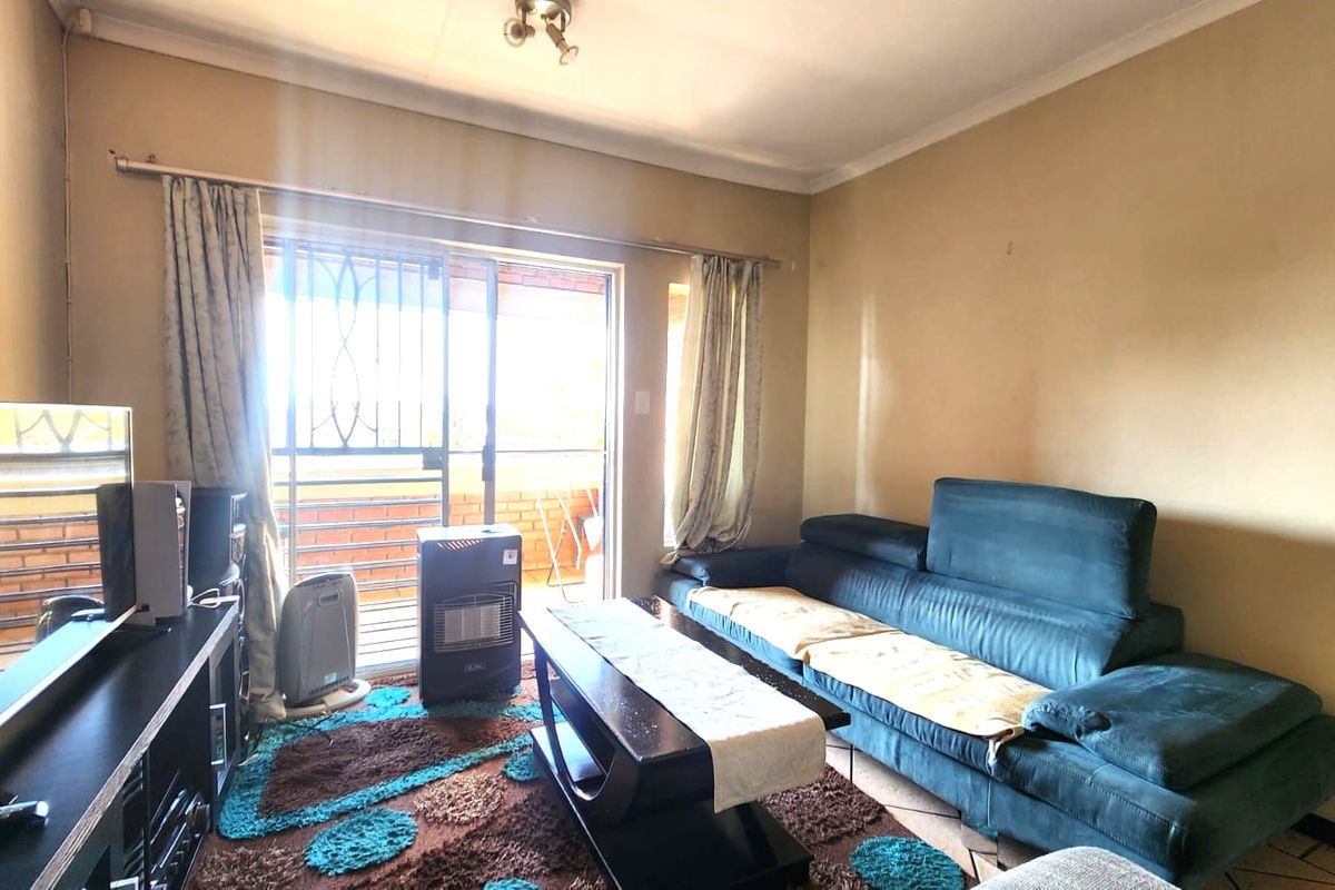 Spacious 2-Bedroom Unit in Secure Estate - Photo 3