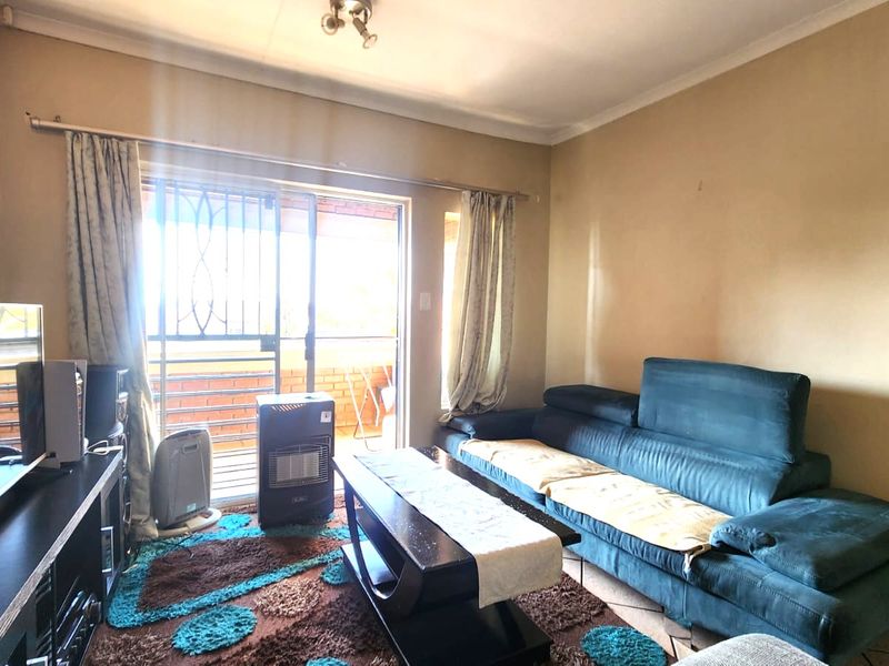 Spacious 2-Bedroom Unit in Secure Estate - Photo 3